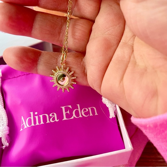 ☀️Pavé Medallion Necklace - Picture 2 of 7